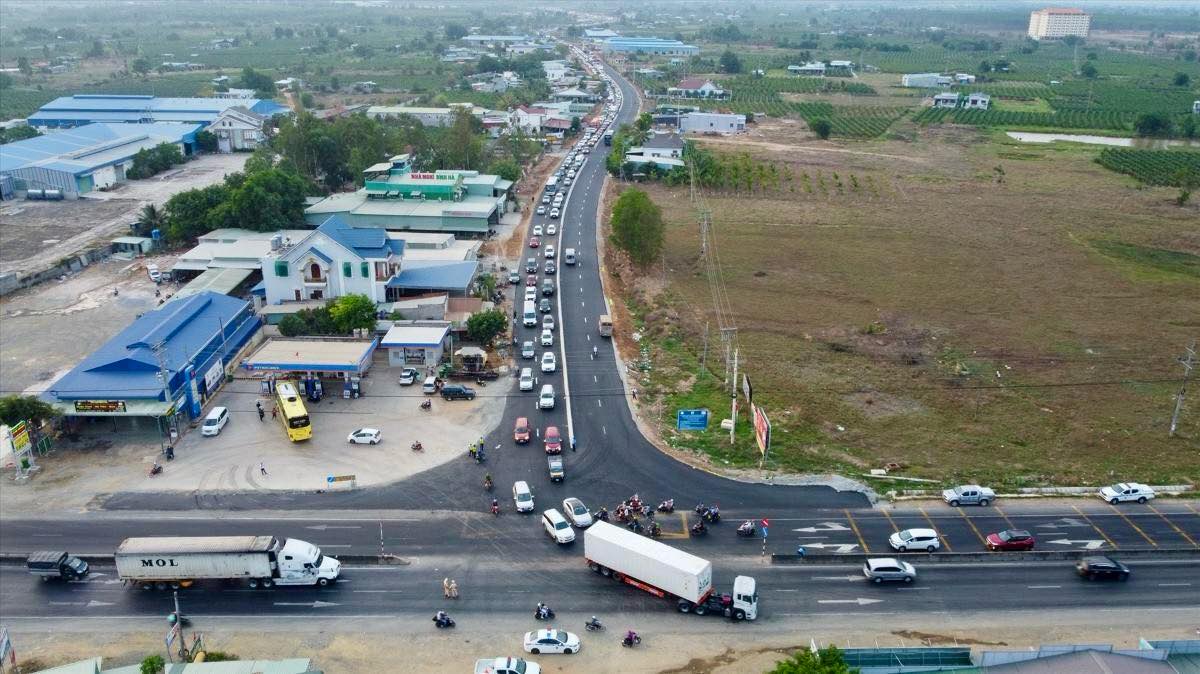 Diem xung dot dong xe tai vi tri giao giua duong dan cao toc Phan Thiet - Dau Giay voi QL1 tai Km1717. Anh: Duy Tuan