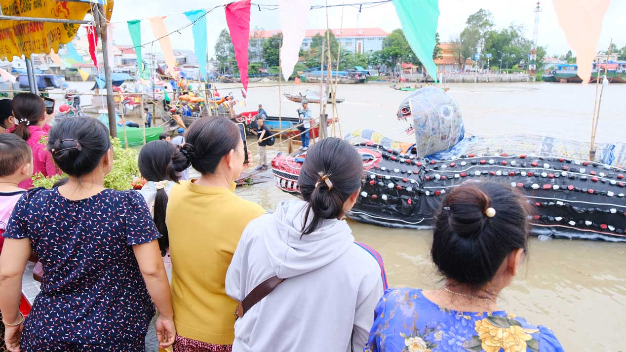 People eagerly watch the largest boat parade in Can Tho.