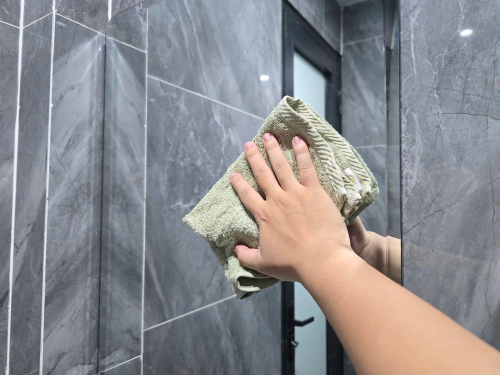 Higiene de espejo regular para garantizar limpia y segura para el espacio del baño. Foto: Tuan dat