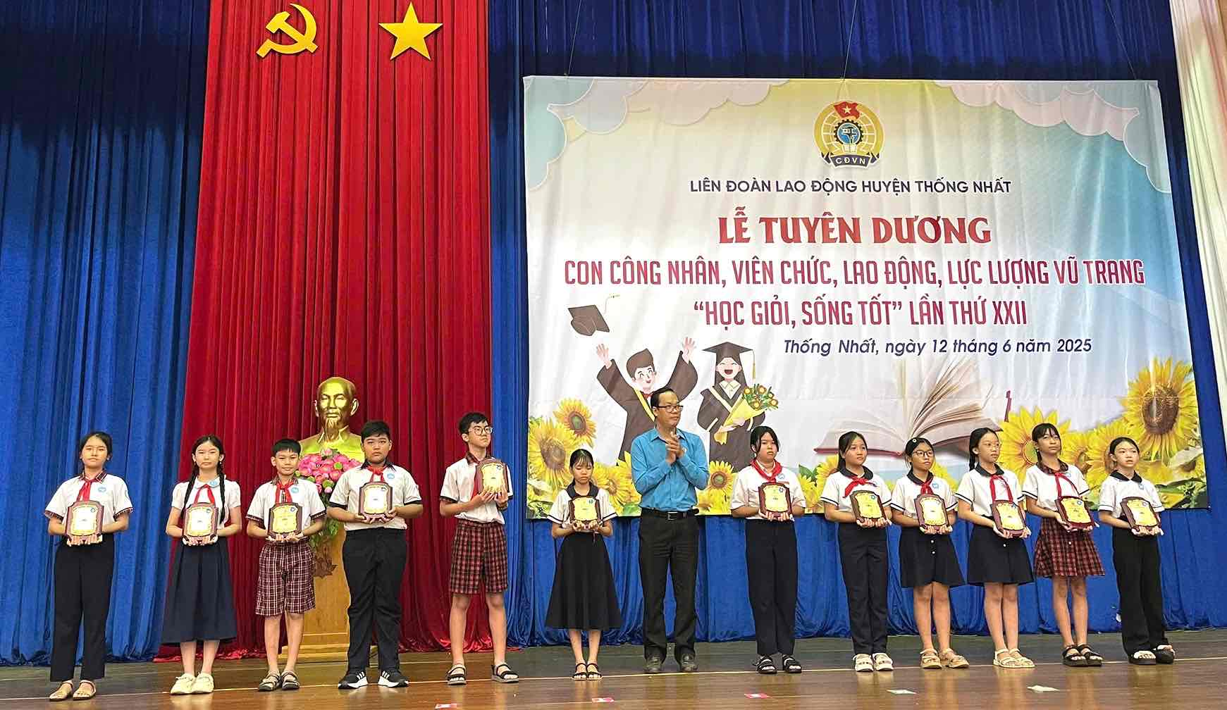 Elogie al hijo del personal, las fuerzas armadas lograron buenos logros academicos, que viven bien en 2025. Foto: Federacion Laboral del Distrito de Thong Nhat.