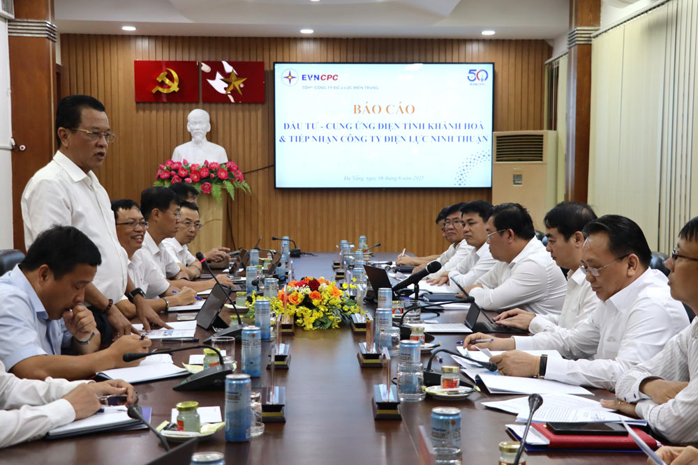 EVNCPC General Director Ngo Tan Cu (standing on the left) worked with Khanh Hoa Provincial Party Committee on the possibility of 2 Power Companies managing and operating the province. Photo: Hong Tu