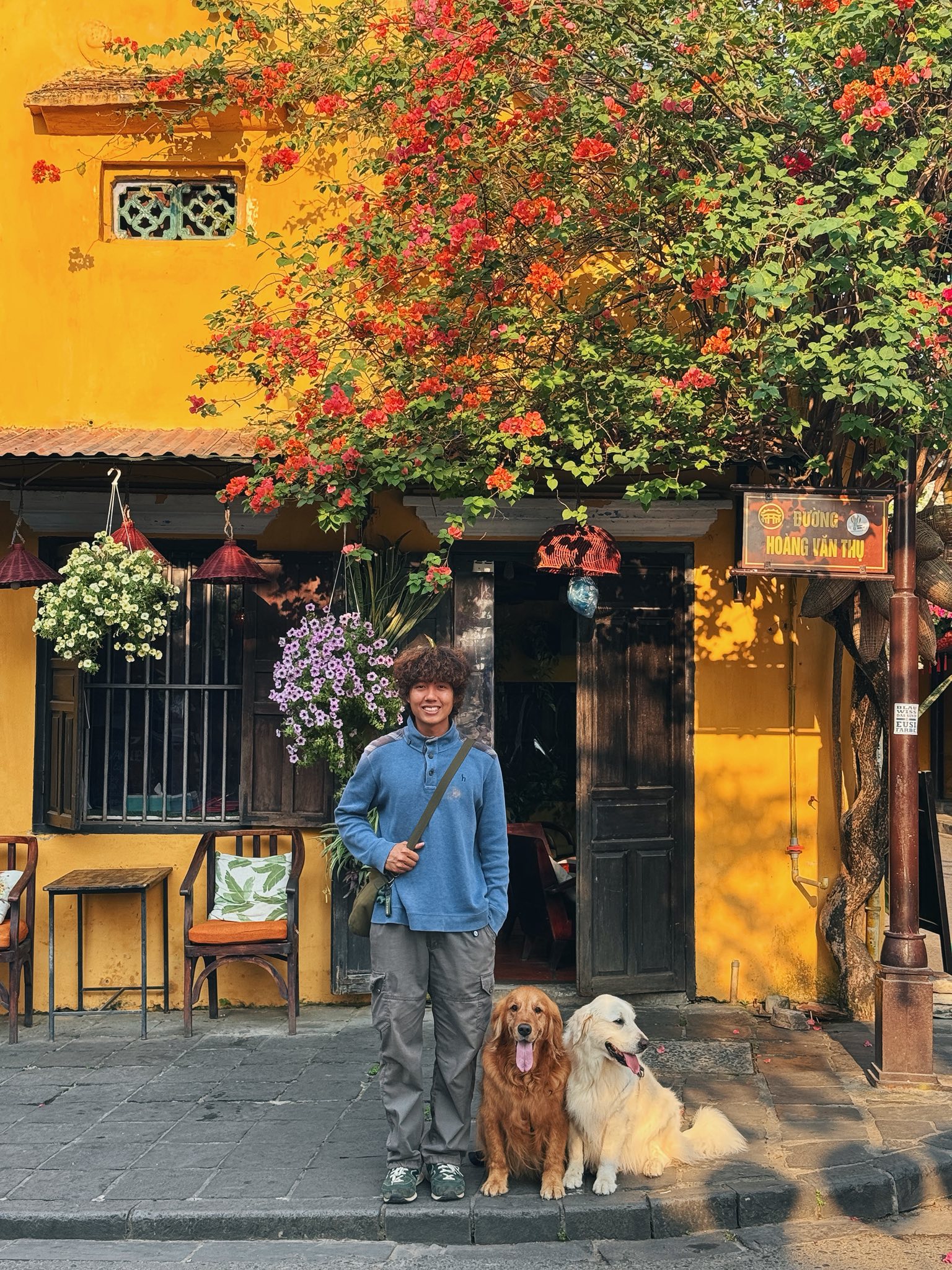 Binh Bong Bup check-in pho co Hoi An va Da Nang cuoi thang 4. Khu vuc nay la mot trong nhung noi yeu thich nhat cua ho vi do an ngon, da dang. Binh cho hay “diem den muon quay lai nhat chac la Hoi An“.