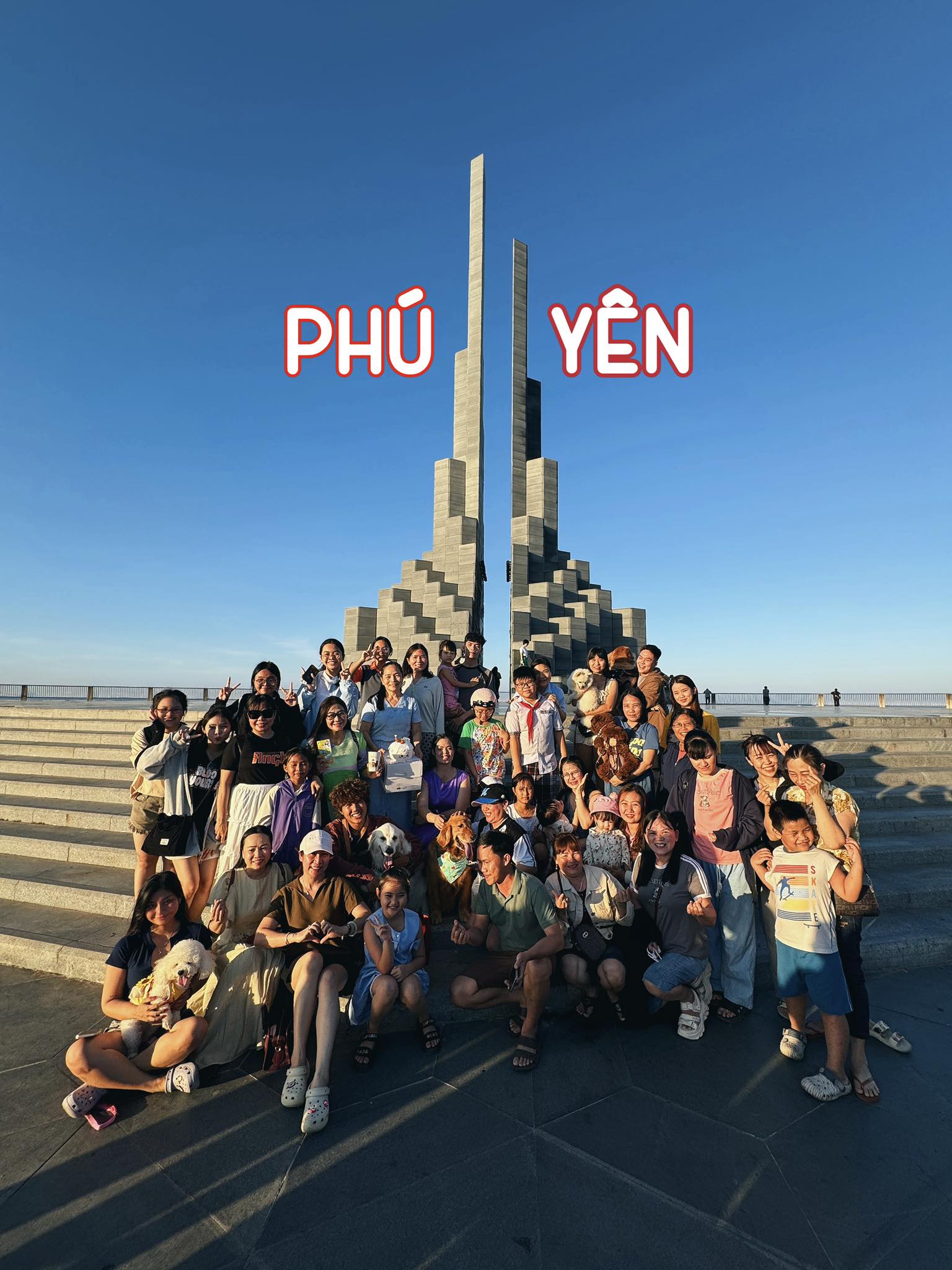 Buoi gap mat bo ba Binh Bong Bup o Phu Yen duoc nhieu nguoi ung ho. Phu Yen truoc khi sap nhap voi Dak Lak la mot tinh ven bien duyen hai Nam Trung Bo, bieu tuong cua tinh la cong trinh thap Nghinh Phong (anh) o trung tam thanh pho Tuy Hoa.