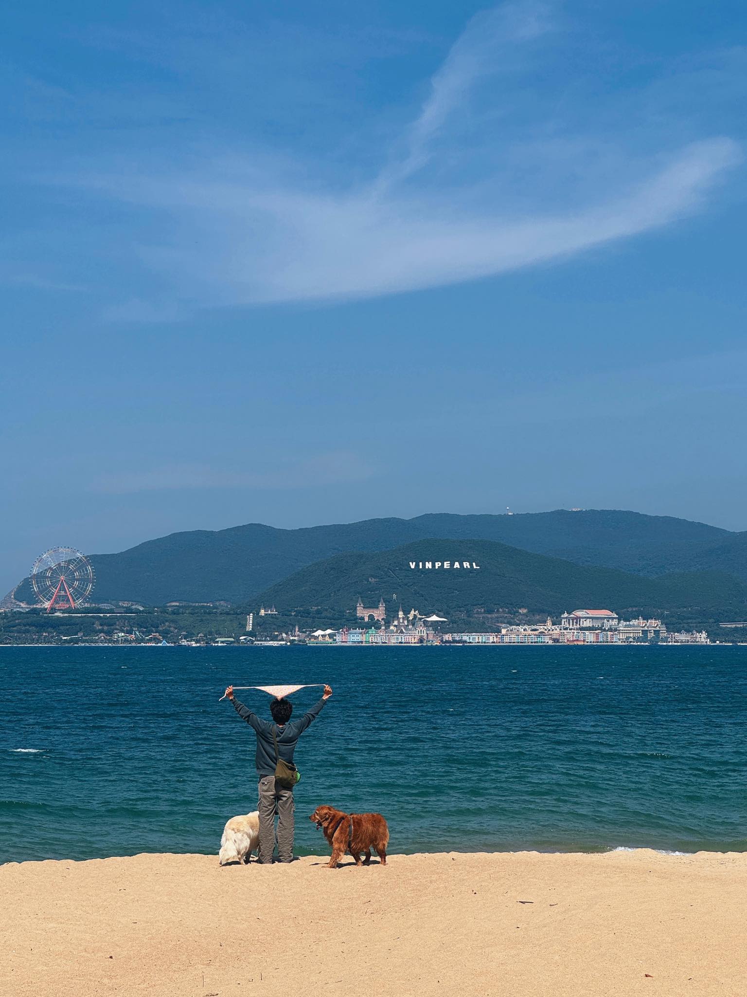 Binh va hai chu cho cung check-in bien Nha Trang, Khanh Hoa. Binh ke rang moi noi co the o 2-3 hom tuy nhien neu moi nguoi deu met va thanh pho do dep, thoi tiet thuan loi se ghe o lau hon. Du kien chuyen di xuyen Viet 3 thang nen cung thoai mai ve thoi gian. Cai kho cua moi lan nghi la tim duoc cho o phu hop voi hai chu cho boi khong phai nha nghi, khach san nao cung chao don dong vat.