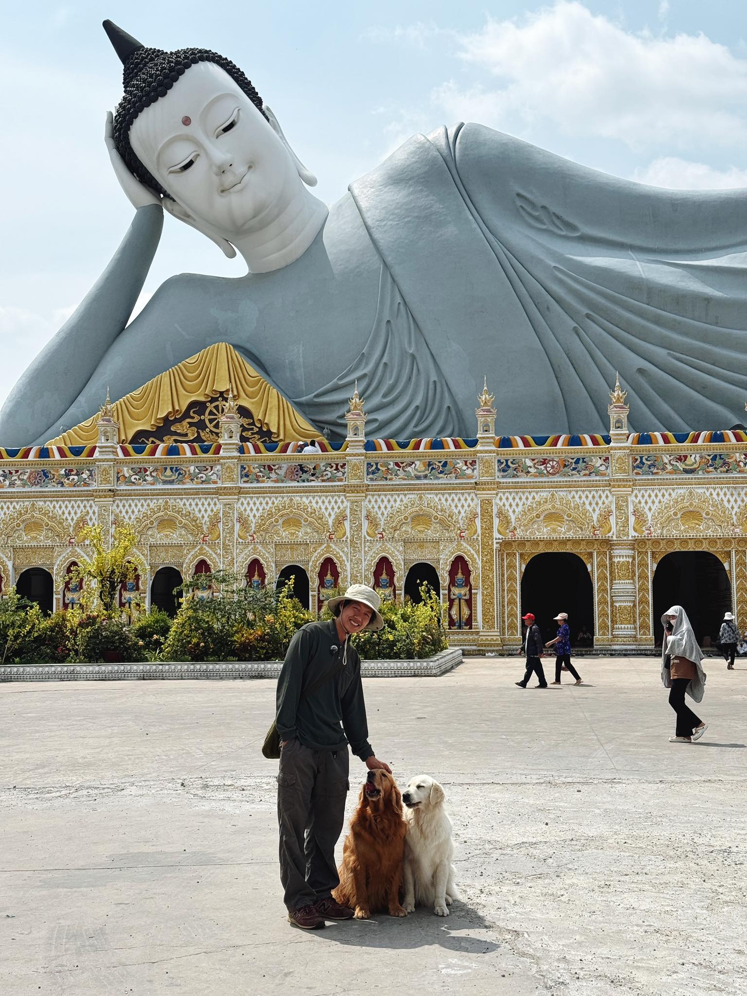 Bo ba Binh Bong Bup check-in chua Som Rong, chua Khmer co tuong Phat nam khong lo la dia diem thu hut khach den Soc Trang nhat. Tren duong xuyen Viet tu Nam ra Bac, Binh khong quen ghe tham nha, tham ba me va cho cac chu cho cua minh tham quan diem du lich noi tieng cua que huong.