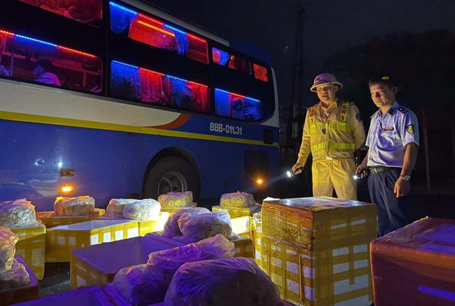 Thu giữ 240kg chả mực không rõ nguồn gốc trên xe khách