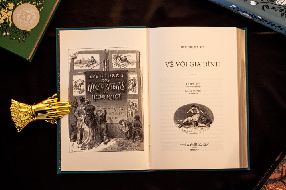 Sach co bia cung, boc vai, in nhu sac net, goi cam giac co dien, hoai niem. Trang gac in hoa tiet vintage, nhu moi goi ban doc lat mo tung trang sach. Anh: Nha xuat ban