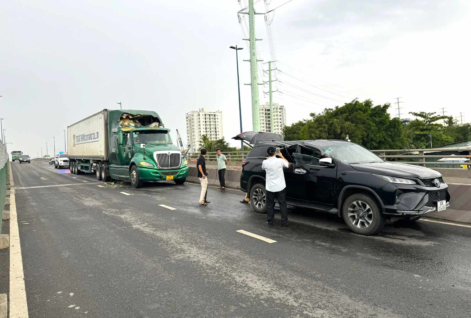 Hai oto hu hong sau su co sap can cau ngay 31.5. Anh: Giang Anh