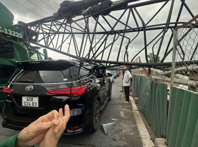 A crane collapsed and crushed a container trailer and a car on the My Thuy overpass (HCMC) on May 31. Photo: Tuan Kiet.