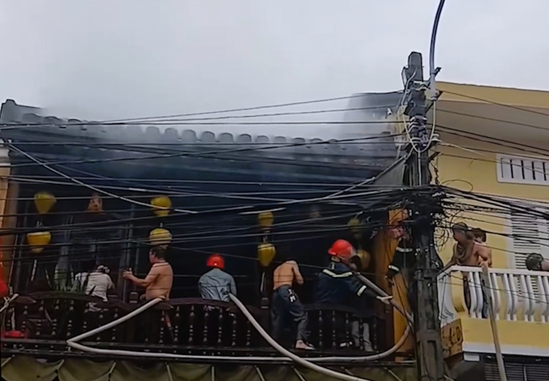 La tienda de recuerdos se incendio al mediodia, Hoi, movilizo a muchas fuerzas de emergencia para disparar. Foto: Truong An