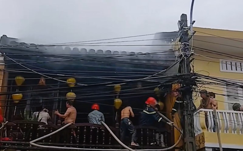 The souvenir shop caught fire at noon, Hoi An mobilized many emergency forces to put out the fire. Photo: Truong An