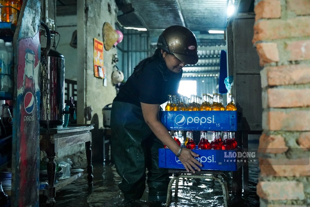 Las tormentas anormales en el verano hicieron que las personas no pudieran mantenerse al dia. Foto: Nguyen Luan