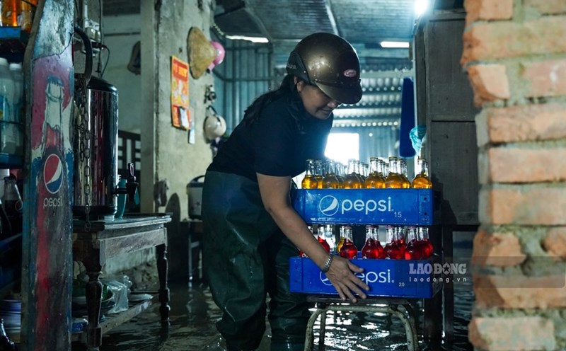 Unusual storms in the summer have left people unable to react. Photo: Nguyen Luan