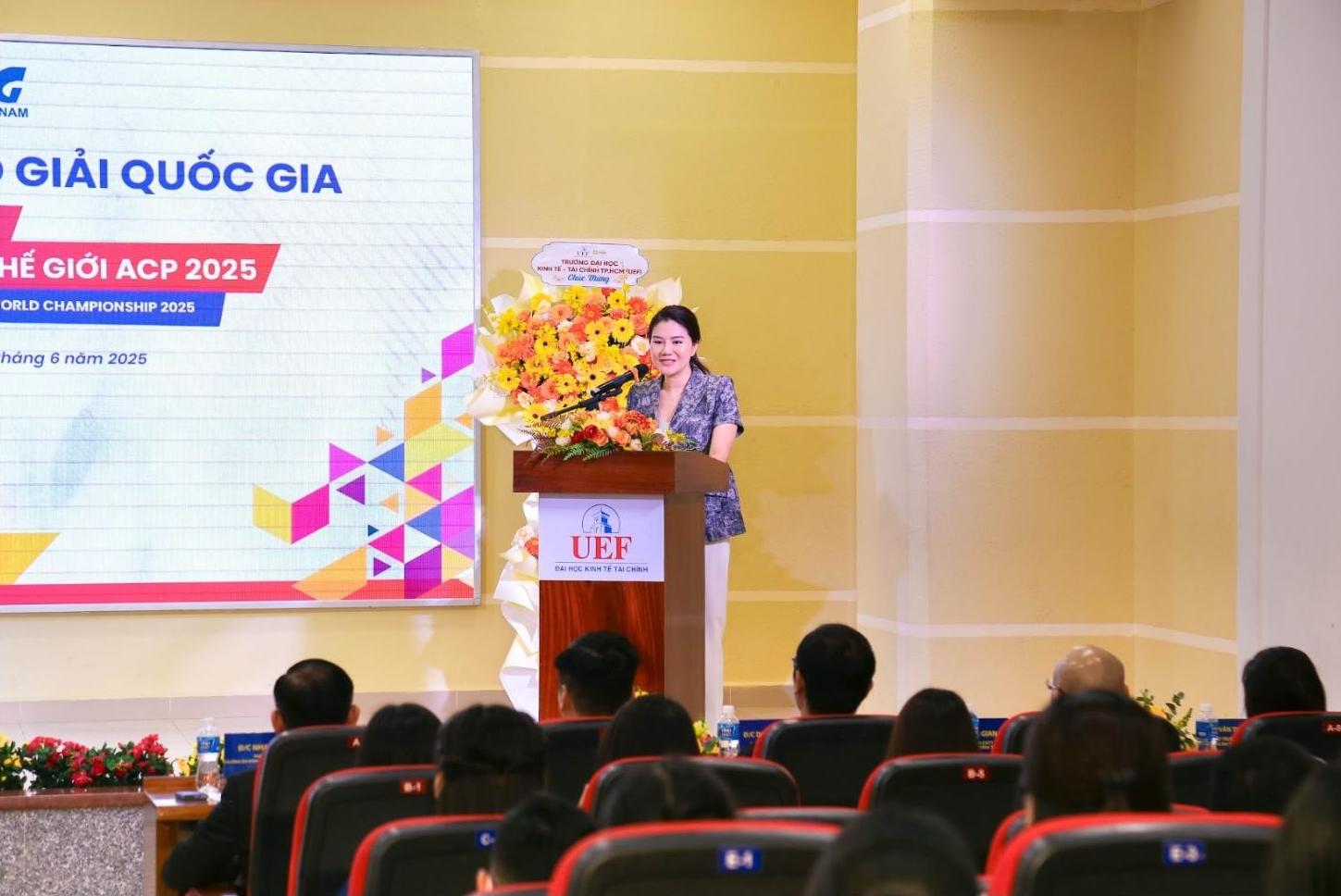 Ba Doan Nguyen Van Khanh - Giam doc Dieu hanh To chuc Giao duc IIG Viet Nam - phat bieu tai buoi le. Anh: Ban to chuc