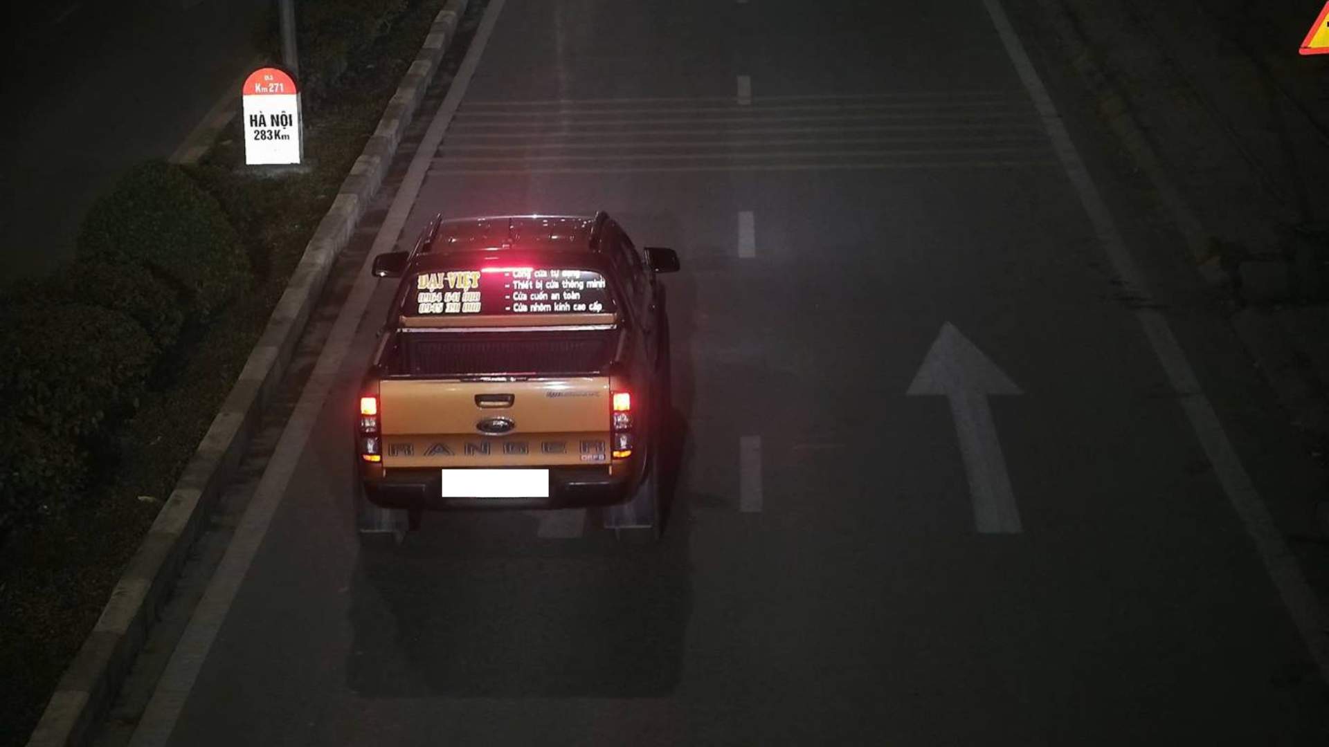 Los automoviles violan las velocidades segun lo prescrito. Obras de arte: Policia Provincial de Cao Bang