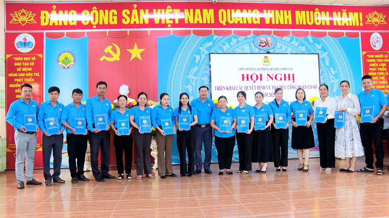 El presidente de la Federacion Laboral de Thoi Lai Phan Thanh Sang le entrego la decision a los sindicatos de base. Foto: Federacion Laboral del Distrito Thoi Lai