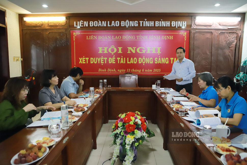 El sindicato de la provincia de Binh Dinh organiza una conferencia para aprobar el tema del registro de trabajo creativo. Foto: Hoai Phuong