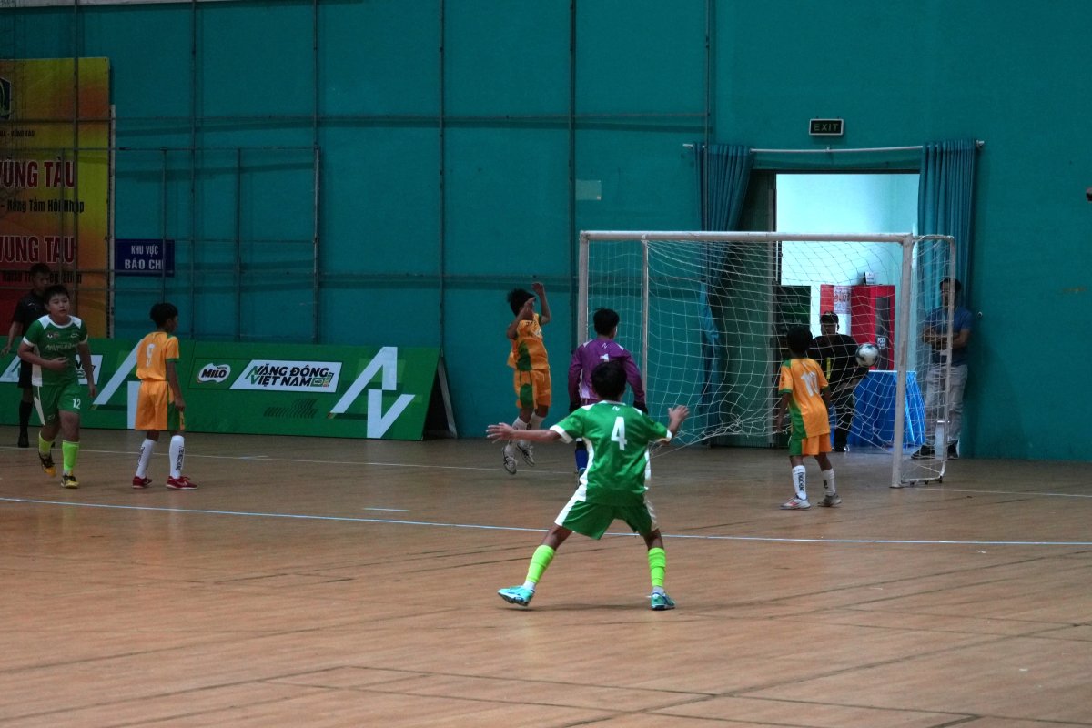 Cầu thủ U11 Bà Rịa - Vũng Tàu (áo xanh) ghi bàn trong Giải bóng đá nhi đồng toàn quốc năm 2025. Ảnh: Thành An