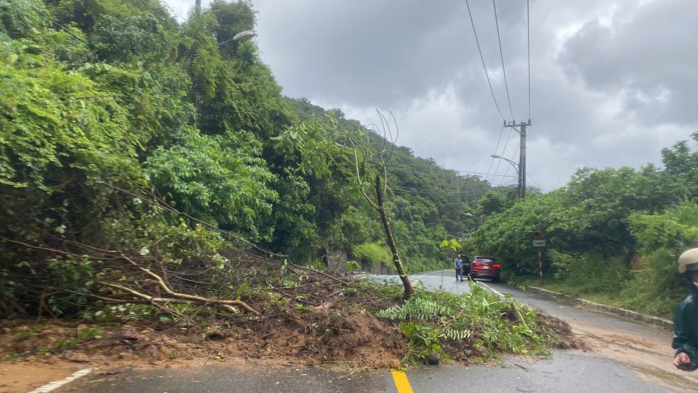 The scene of a landslide on Son Tra peninsula, Da Nang on June 12 after prolonged heavy rain due to the influence of storm No. 1 Wutip. Photo: Tran Thi