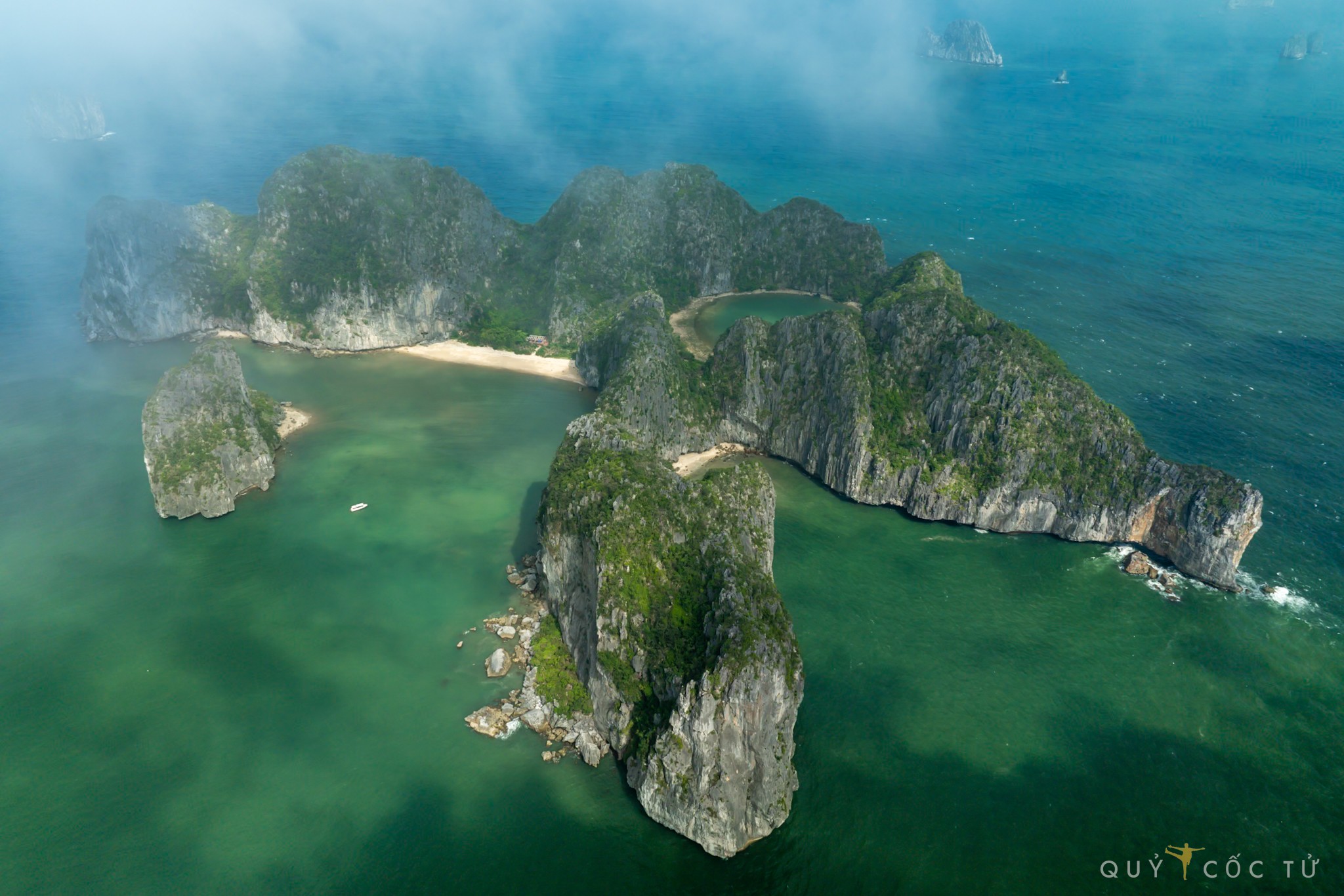 Bao boc quanh dao Mat Rong la nhung khoi nui da voi hung vy, bai cat trang va he sinh thai tu nhien cua di san thien nhien UNESCO noi tieng the gioi.