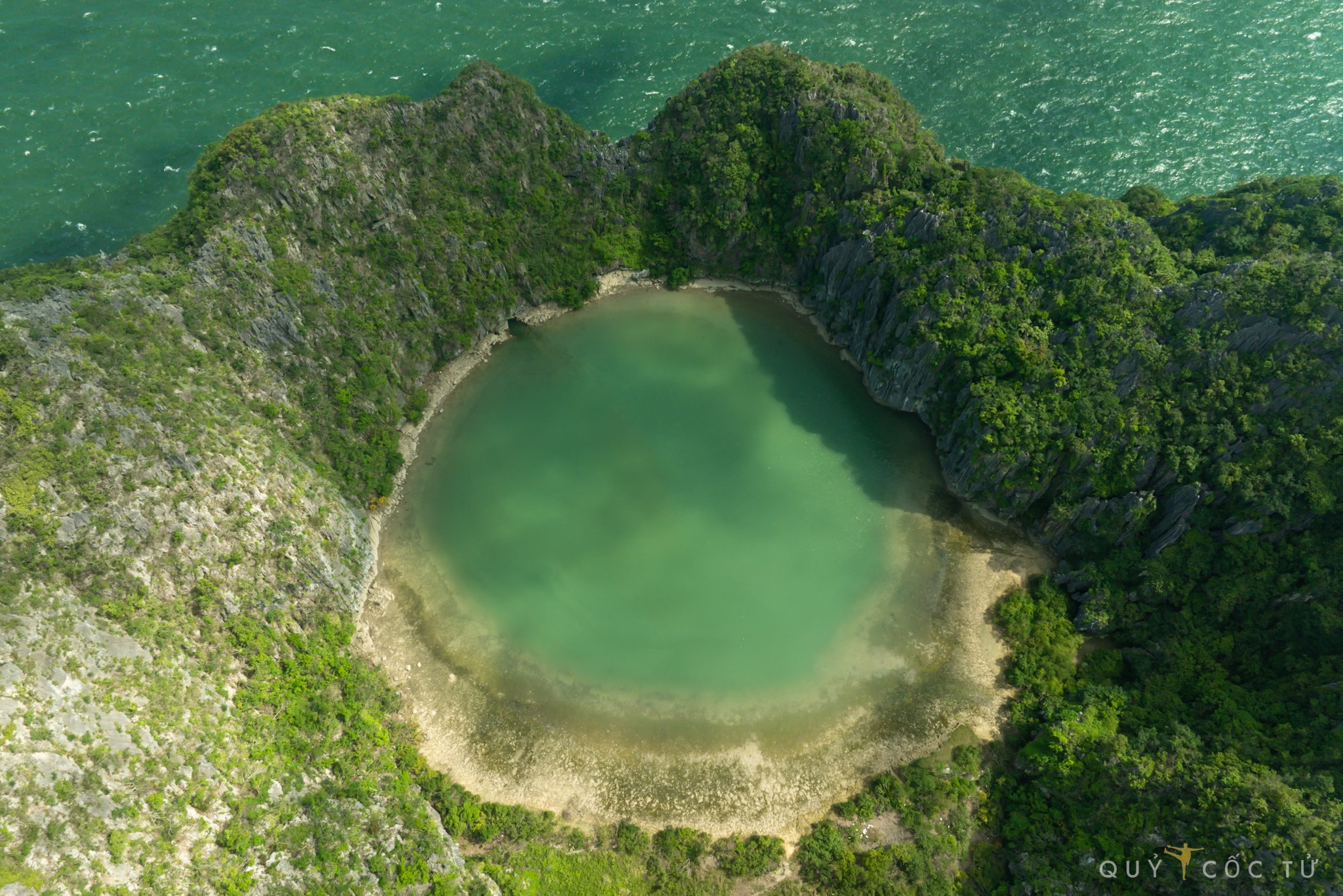 Anh Hai An chia se, la dan me kham pha anh tung nghe den hon dao nay nam am minh giua nghin dao cua vinh Ha Long, nhung chi nghi rang do la giai thoai dep. Tuy nhien, lan du lich Quang Ninh nay cho anh co hoi khong chi ngam nhin ma con thuc hien bo anh bang flycam, thay tron hinh dang ky bi nhu con mat rong cua dao.