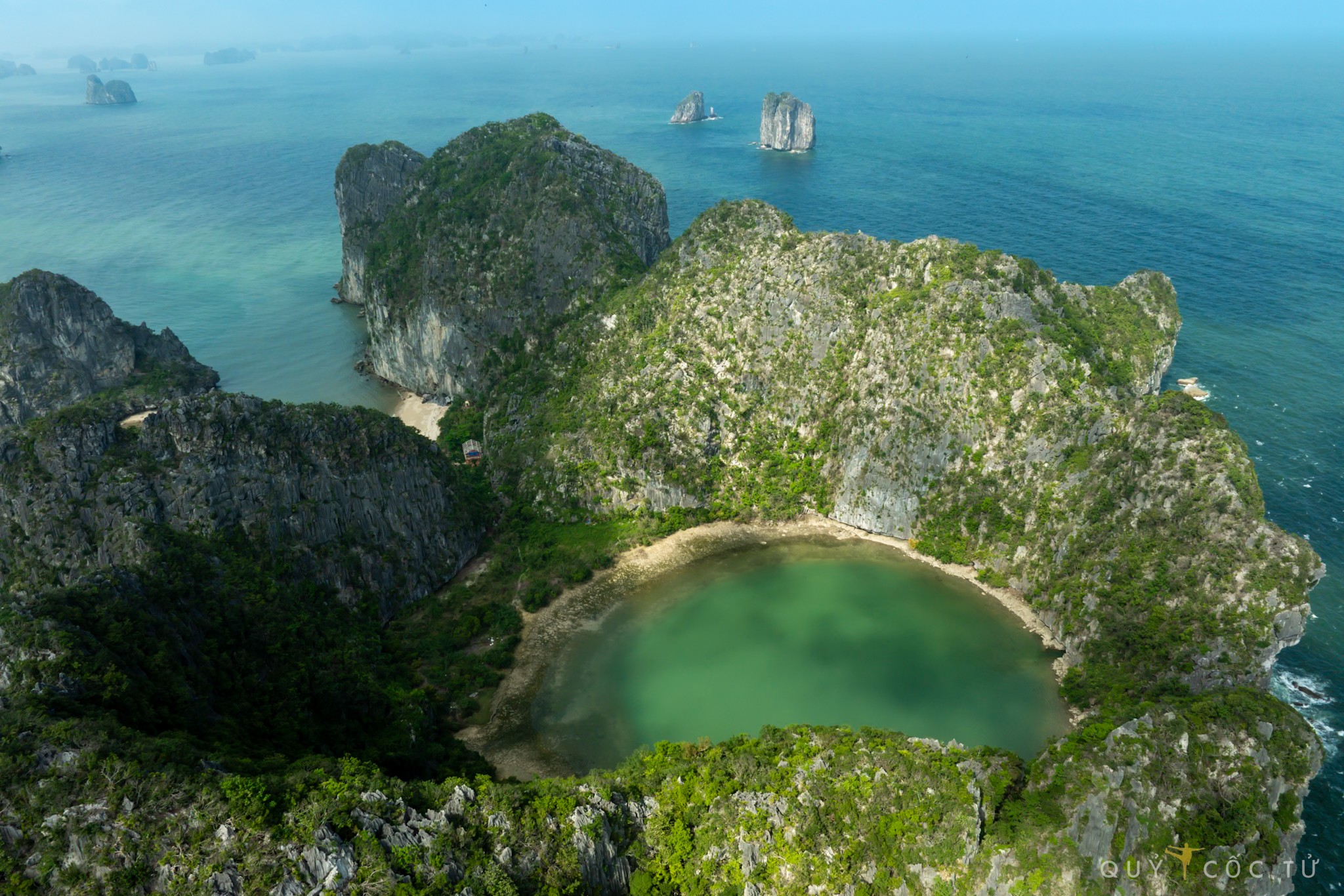 Ho nuoc trong xanh o giua dao chinh la hinh anh “mat rong“. Vi nam giua vinh em a nen khu vuc nay co the den bat ky thoi diem nao trong nam, tuy nhien mua he (thang 4-6) van dep nhat de du lich vinh Ha Long va dao Mat Rong. Thoi tiet Ha Long khi nay tuong doi on hoa, cay coi xanh tot. Cang ve cuoi nam tiet troi lanh hon va de gap mua lon, bao to.