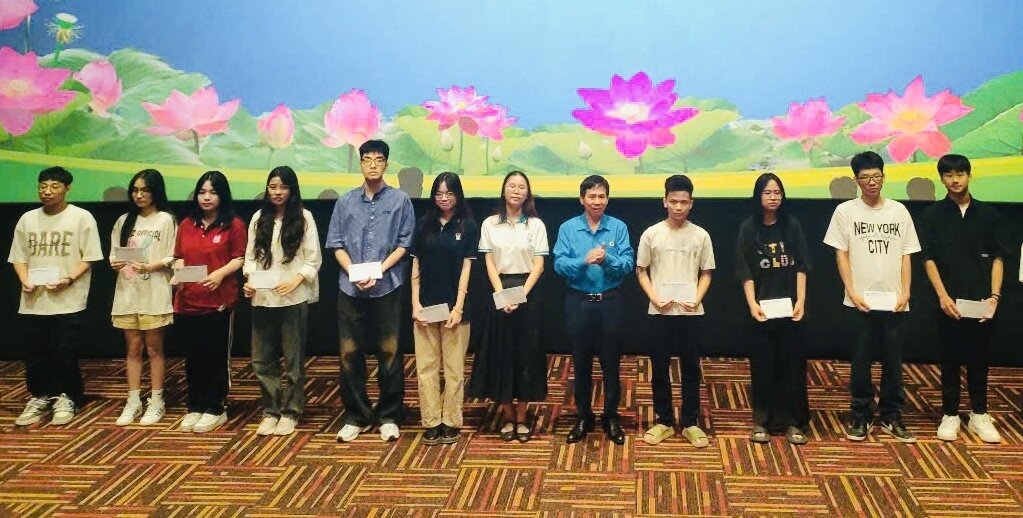 Lideres del sindicato de agricultura y desarrollo rural de Hanoi otorgaron y recompensaron a niños y empleados. Foto: Hai Yen