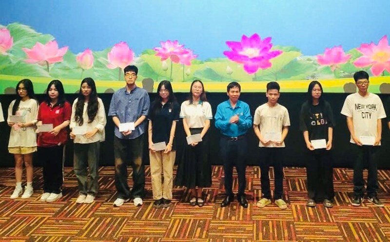 Leaders of the Hanoi Agriculture and Rural Development Trade Union presented awards to children of workers and civil servants. Photo: Hai Yen