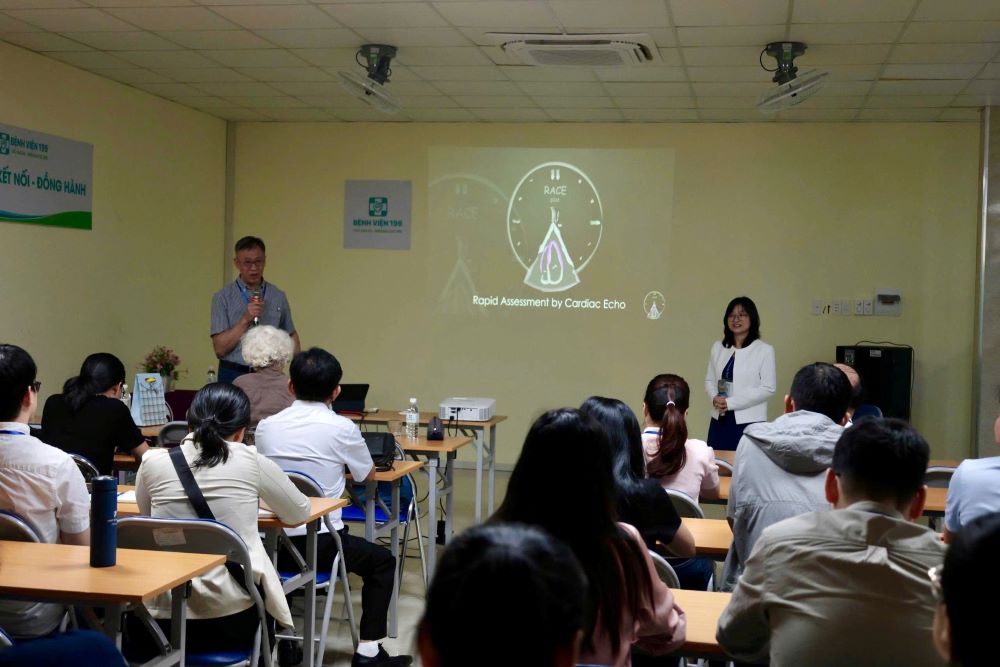 Emergency care is more accurate thanks to an ultrasound at bed. Photo: Tran Thi