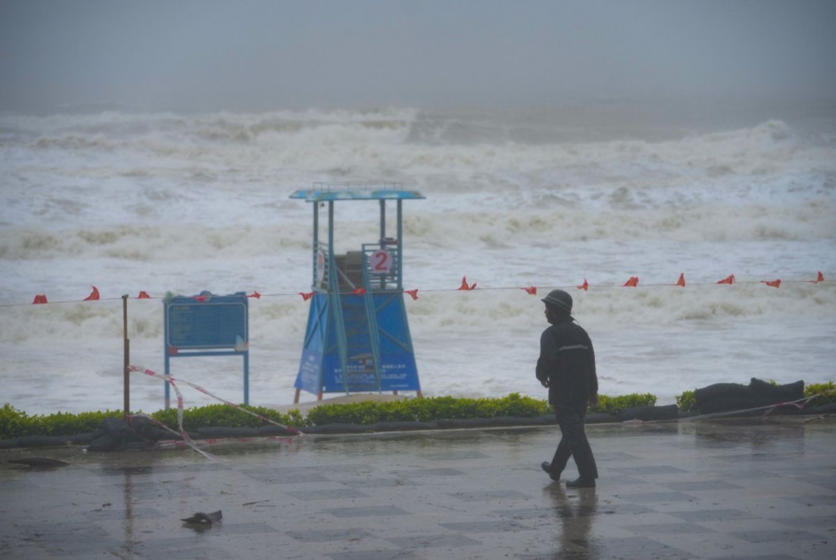 Grandes olas llegaron a la costa de Tam A cuando la tormenta No. 1 Wutip barrio a traves de la provincia de Hainan, China, el 13 de junio. Foto: Xinhua/ Chinadaily