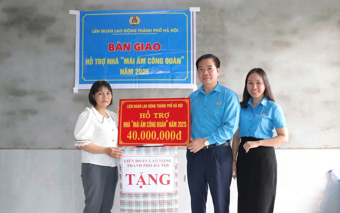 El vicepresidente de la Federacion Laboral de Hanoi, Nguyen Huy Khanh, otorgo el apoyo domestico del sindicato a la Sra. Cao Thi Hung. Foto: Thu Thuys