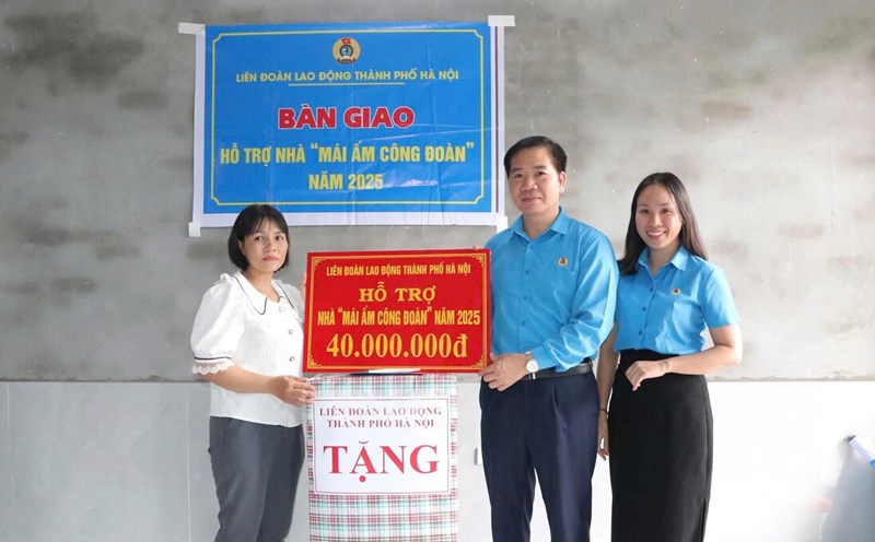 Vice President of the Hanoi City Labor Federation Nguyen Huy Khanh presented the Trade Union Shelter support to Ms. Cao Thi Hung. Photo: Thu Thuy