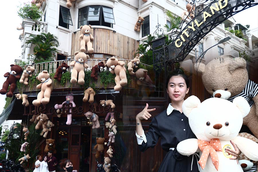 A coffee shop spends nearly half a billion VND to decorate a hot bear coffee shop in Ho Chi Minh City