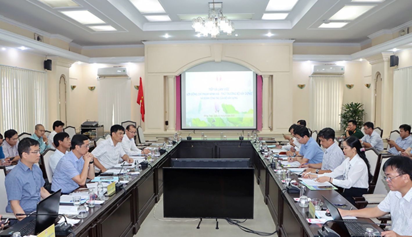Quang canh buoi lam viec cua doan cong tac Bo Xay dung ve tien do cao toc Cao Lanh – An Huu. Anh: Cong thong tin tinh Dong Thap