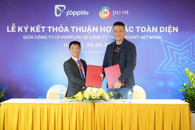 Dai dien Popplife va Mpoint ky ket hop tac. Anh: Minh Huong.