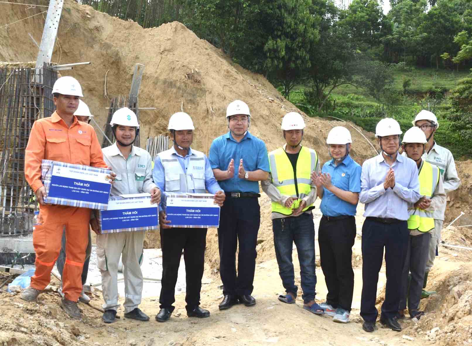 Los lideres de Vietnam Electricity Union presentaron obsequios a los empleados. Foto: Vietnam Electricity Union