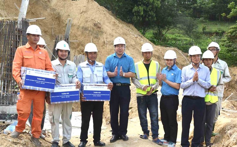 Leaders of the Vietnam Electricity Trade Union presented gifts to workers. Photo: Vietnam Electricity Trade Union