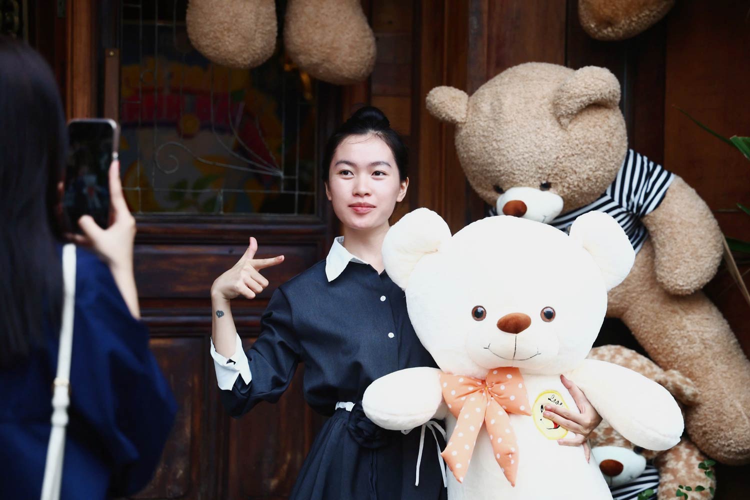 Den check-in cung ban be, chi Ngo Thi Hai Yen (ngu quan Go Vap) cho biet, chi thay an tuong voi hinh anh quan tren mang xa hoi nen ru ban den trai nghiem.