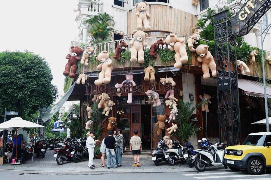 The secret to surprising behind the "rain- not afraid" stuffed bears at a hot coffee shop in Ho Chi Minh City