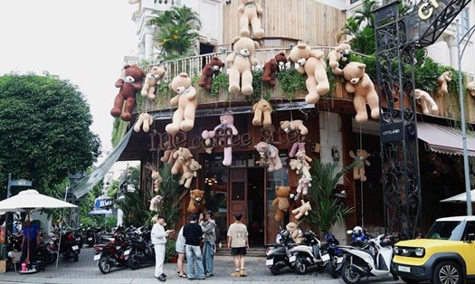 Bí mật bất ngờ sau dàn gấu bông "không sợ mưa" ở quán cà phê hot TPHCM