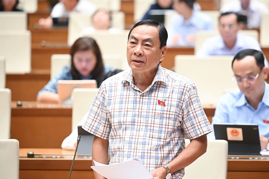 Dai bieu Pham Van Hoa de xuat Chu tich UBND tinh chi dinh Chu tich UBND xa sau sap xep. Anh: Quochoi