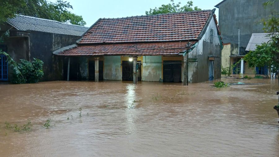 Las personas en el distrito de Trieu Phong estan inundadas de aguas de inundacion. Foto: Colgada