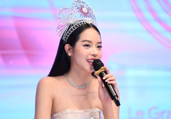 Hoa hậu Huỳnh Thị Thanh Thủy trong buổi họp báo công bố vương miện. Ảnh: Ban tổ chức cung cấp