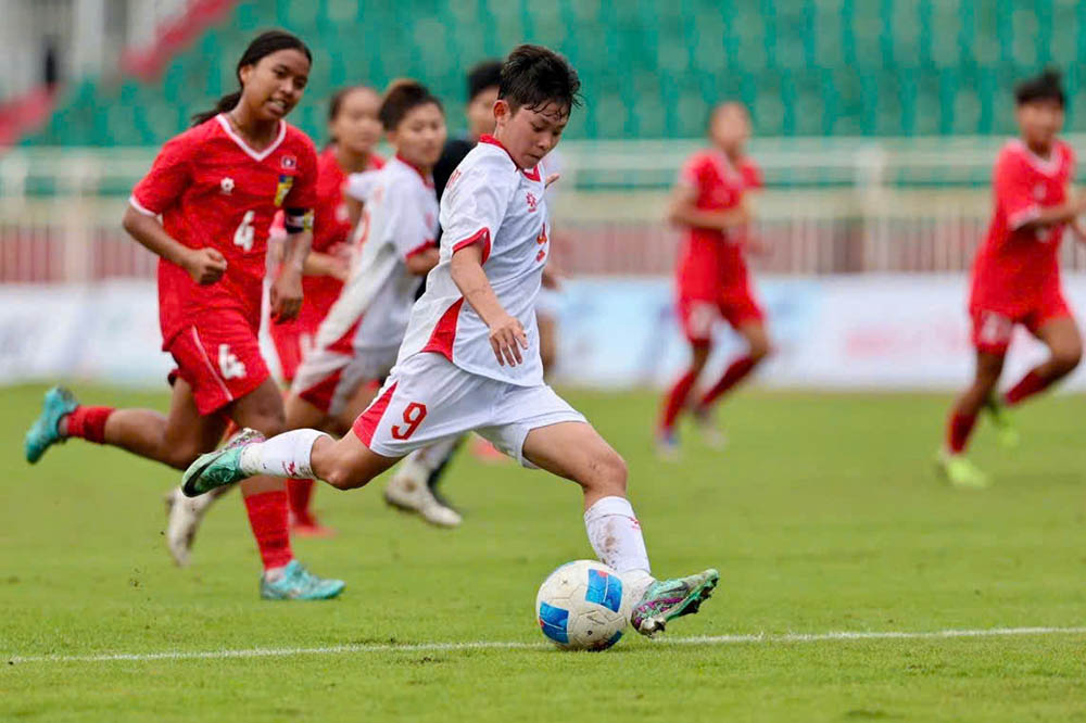 U19 nu Viet Nam tao ra the tran ap dao truoc U19 Lao. Anh: VFF