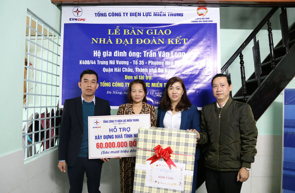 Central Power Corporation (EVNCPC) y Danang PC en colaboracion con el Comite del Frente de la Paterna de Vietnam de Da Nang City entregaron la Great Unity House a la gente. Foto: NGOC Thach