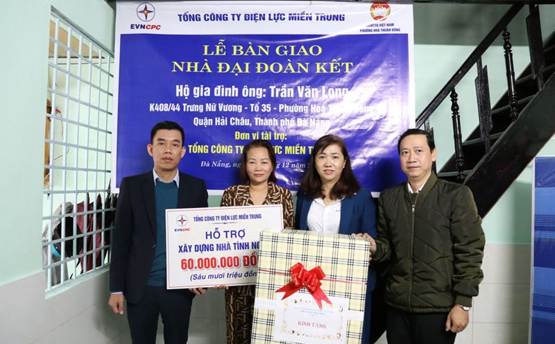 The Central Power Corporation (EVNCPC) and PC Da Nang coordinated with the Vietnam Fatherland Front Committee of Da Nang City to hand over the Great Unity House to the people. Photo: Ngoc Thach