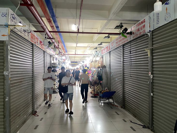 Market traders are worried about the new regulations on electronic invoices. Photo: Huu Long