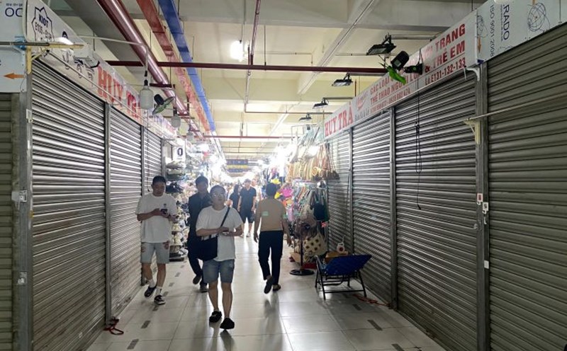 Market traders are worried about the new regulations on electronic invoices. Photo: Huu Long
