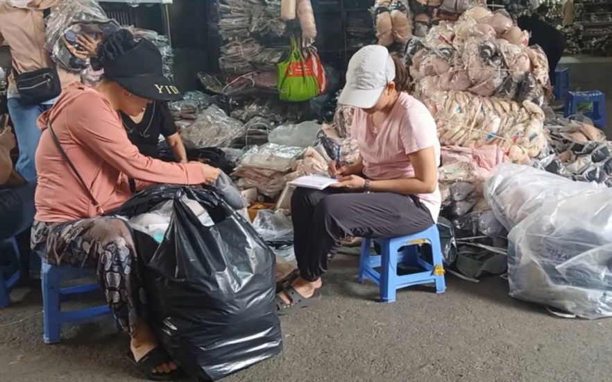 Many traders in Dong Xuan market (Hanoi) have not yet used electronic invoices when selling. Photo: Thanh Nhan
