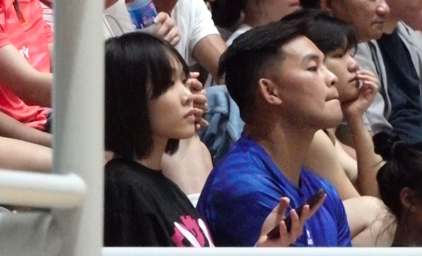 Tu Linh and her boyfriend cheer for the Vietnam women's volleyball team. Photo: Hoang Hue
